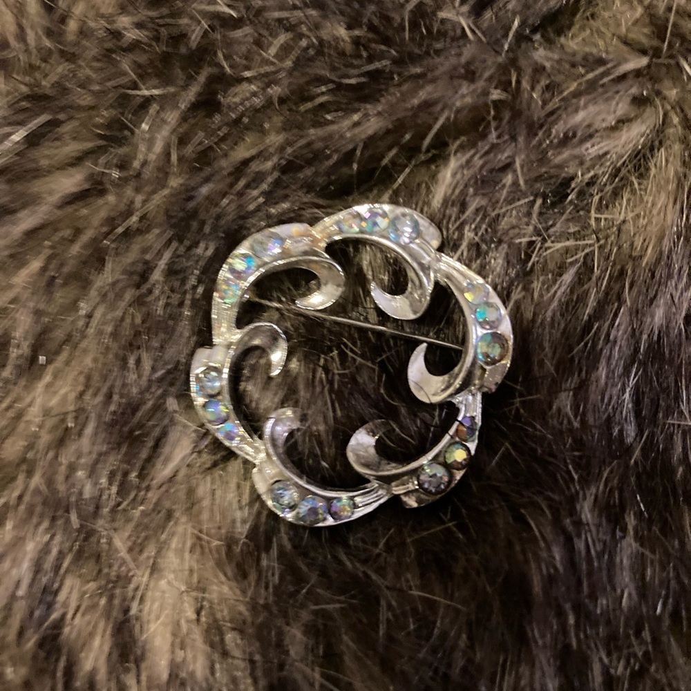 Vintage brooch in silver tone and iridescent gems great condition
